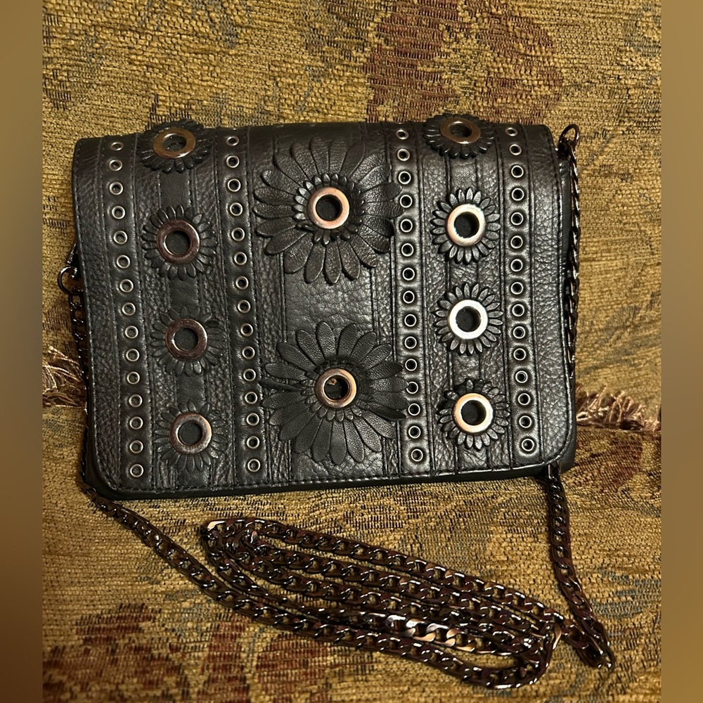 Punto Fibbia Genuine Italian Leather Flower
Crossbody Black and Silver